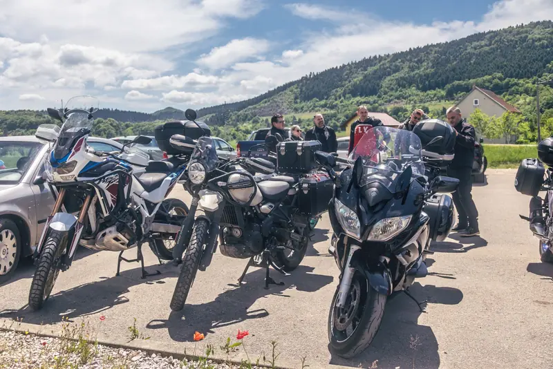 Red parkiranih motora, brda u pozadini