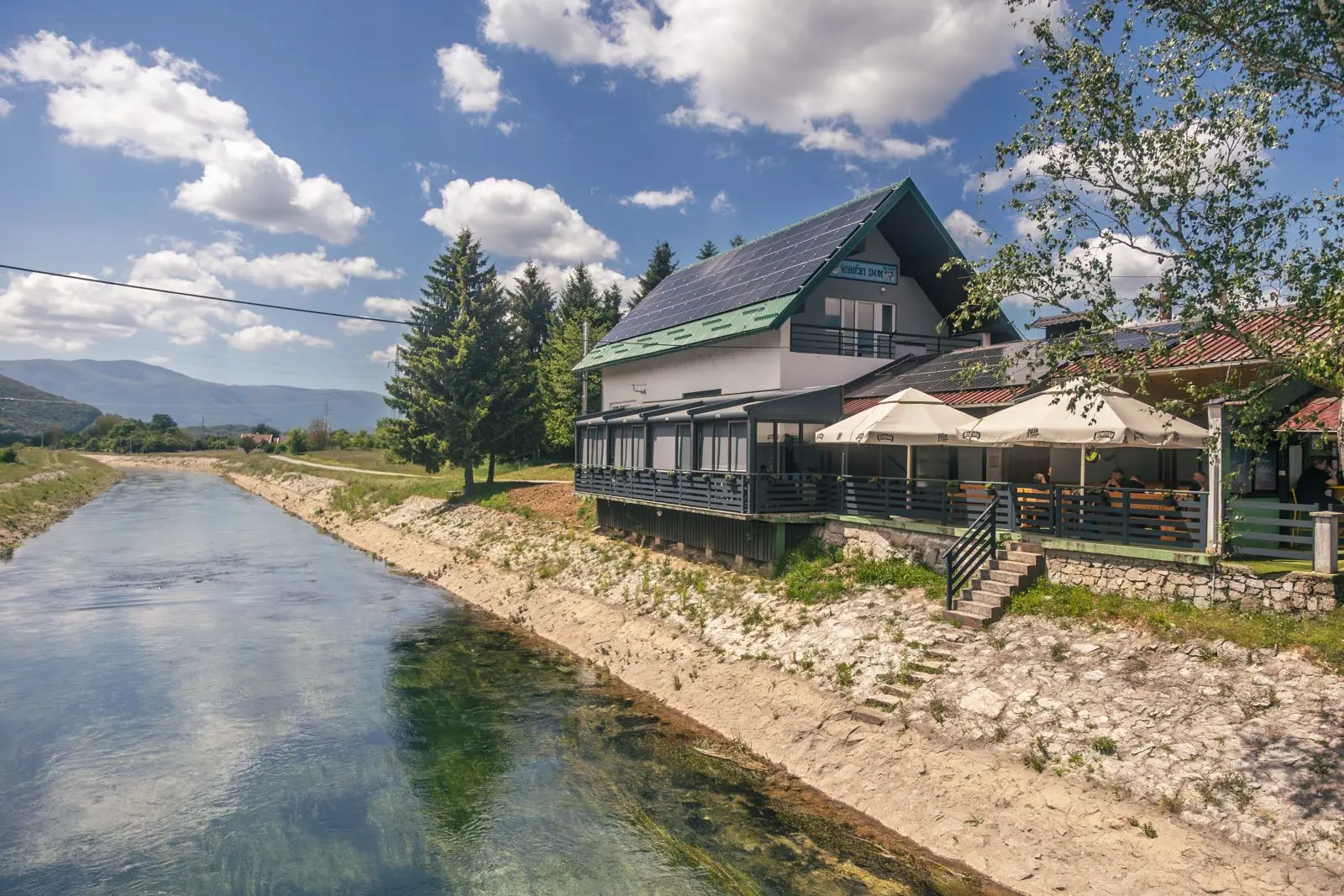 Restoran s terasom uz zelenu rijeku Gacku
