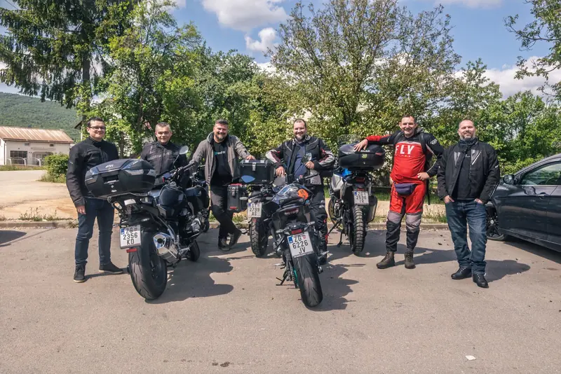 Grupna fotografija sudionika s motorima